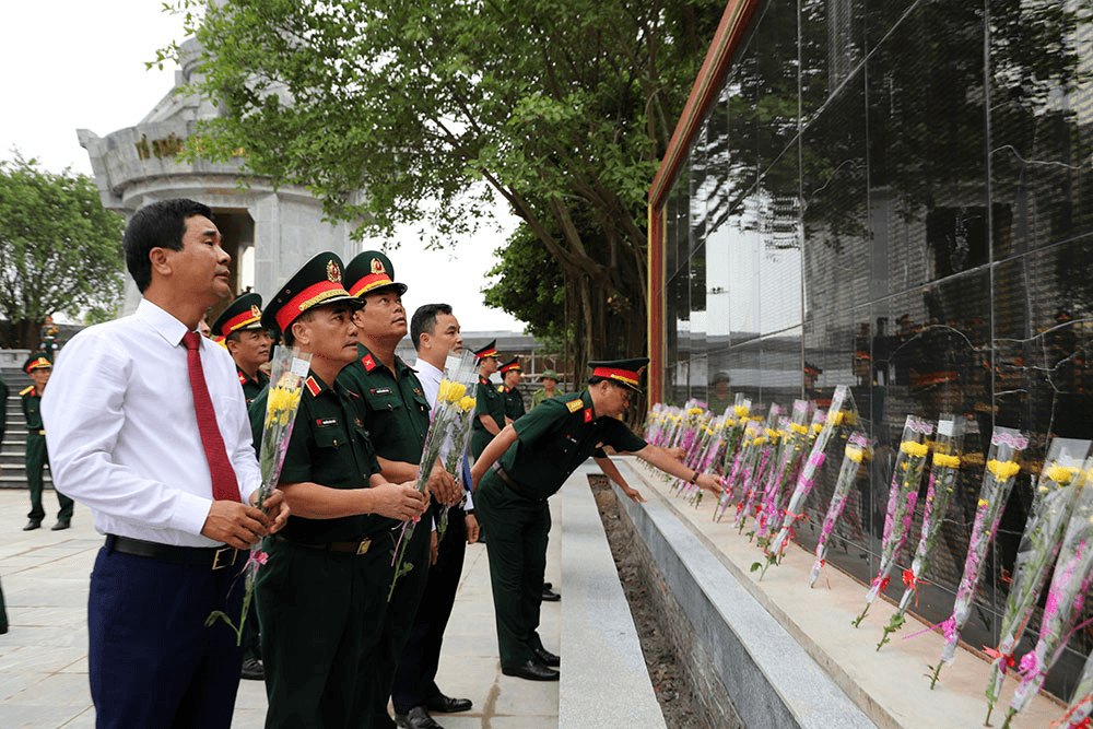 Quân khu 2 dâng hương tưởng niệm các Anh hùng - Liệt sĩ tỉnh Phú Thọ