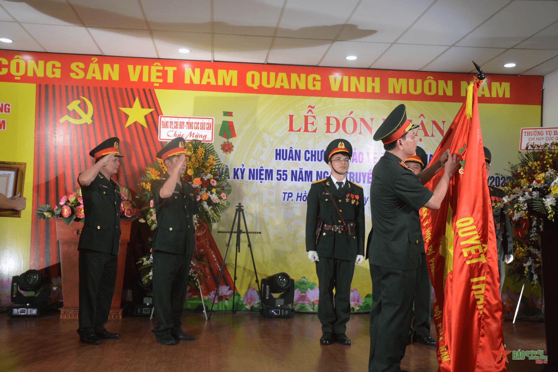 Viện Y học dự phòng Quân đội phía Nam đón nhận Huân chương Bảo vệ Tổ quốc hạng Ba