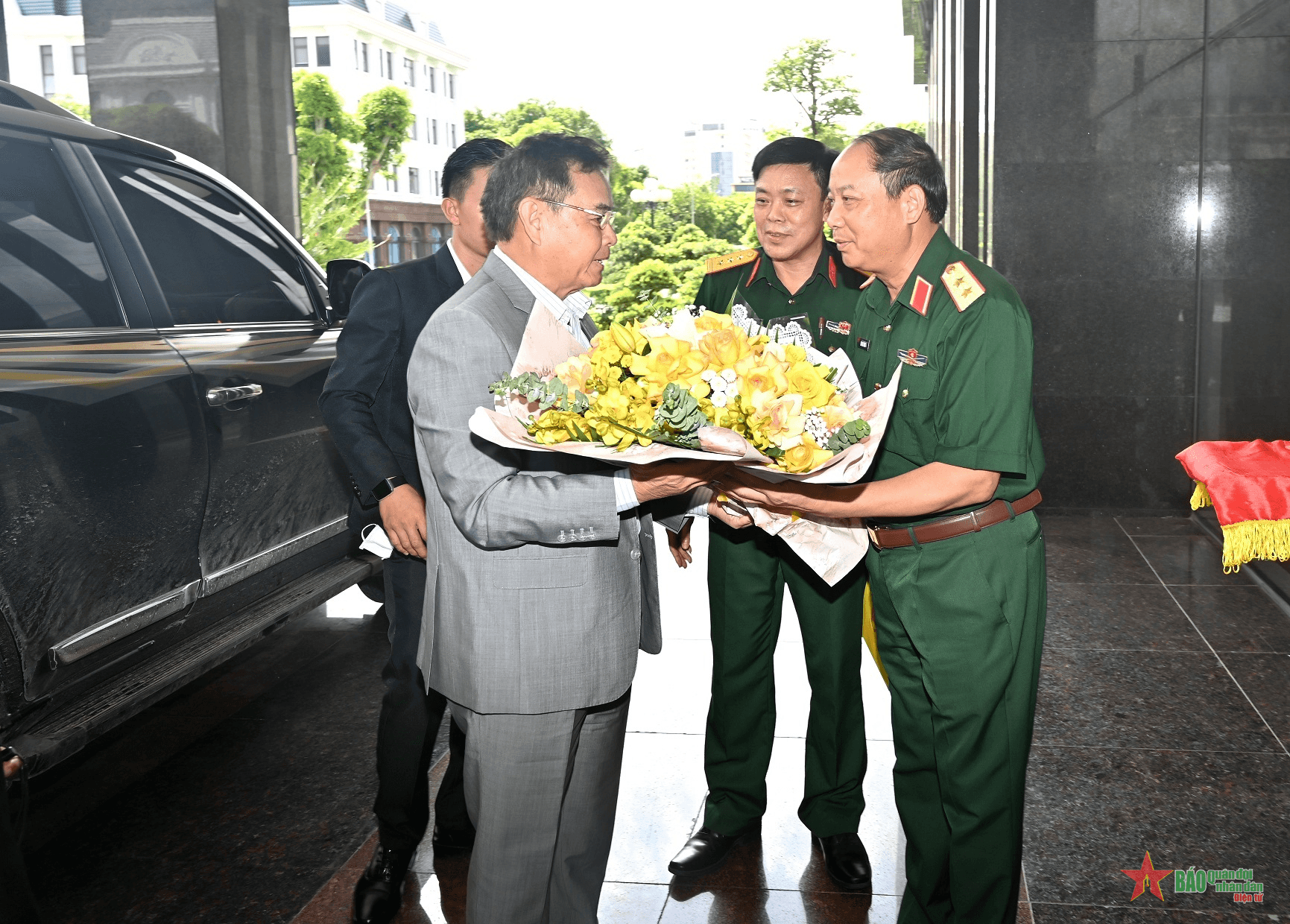 Chủ tịch Quốc hội nước Cộng hòa Dân chủ Nhân dân Lào thăm Quân khu 4