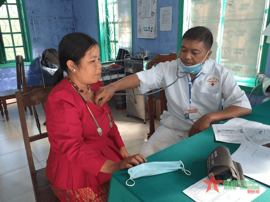 Khám, cấp phát thuốc và tặng quà cho các gia đình chính sách