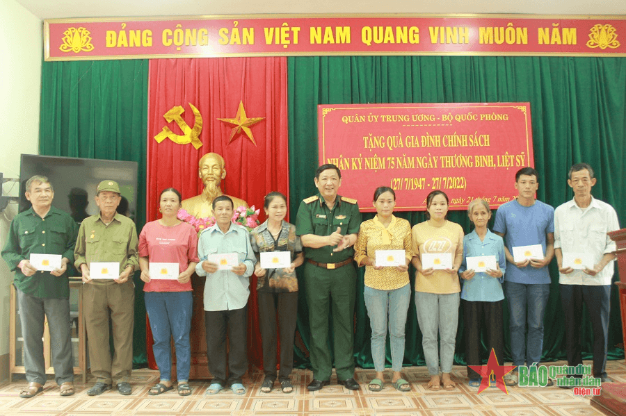 Trung tướng Huỳnh Chiến Thắng thăm, tặng quà đối tượng chính sách tại huyện Anh Sơn, Nghệ An