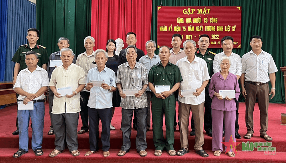 Báo Quân đội nhân dân trao quà tặng người có công tại huyện Đại Từ