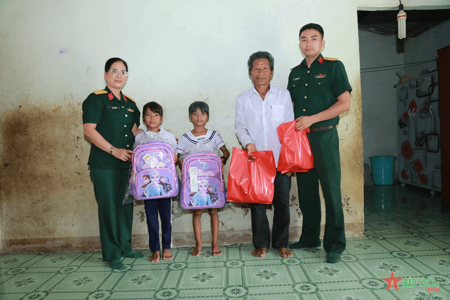 Thương cảm hoàn cảnh cựu chiến binh già nuôi hai cháu mồ côi