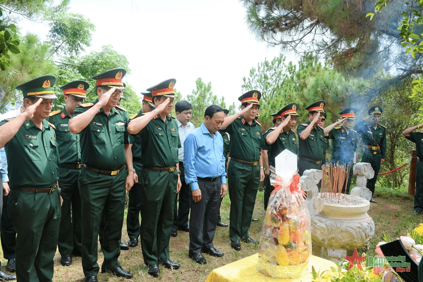 Đại tướng Lương Cường dâng hương, viếng Đại tướng Võ Nguyên Giáp và các Anh hùng liệt sĩ
