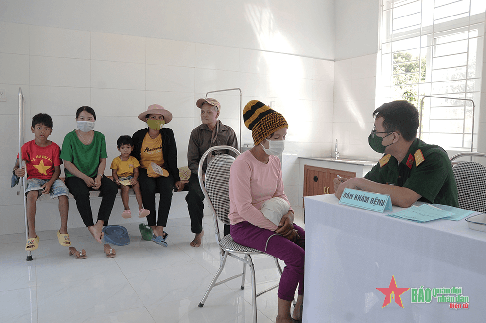 Tặng quà, khám, cấp thuốc miễn phí cho người dân xã Vĩnh Ô, huyện Vĩnh Linh