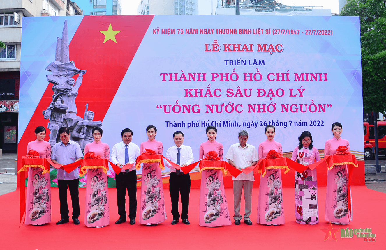Khai mạc Triển lãm TP Hồ Chí Minh khắc sâu đạo lý “Uống nước nhớ nguồn”
