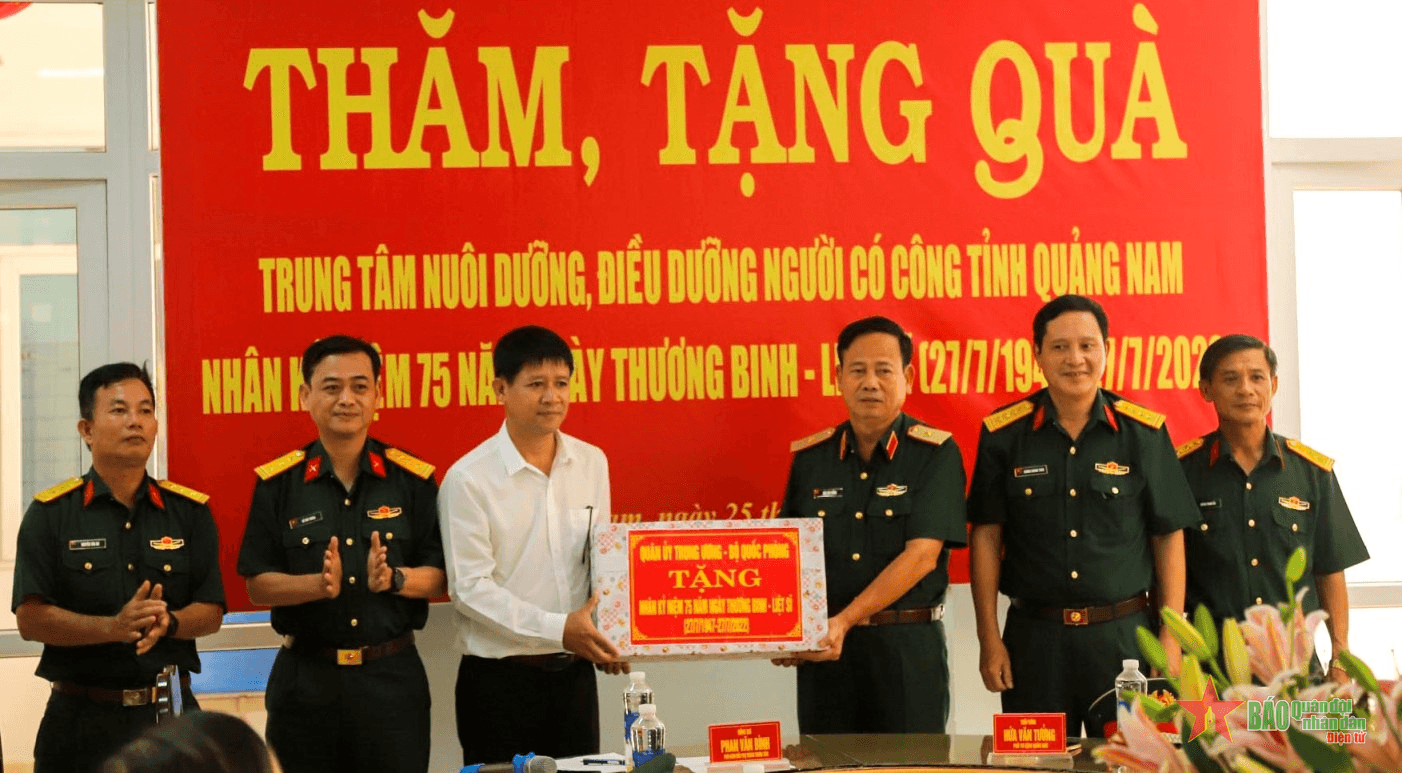 Quân khu 5 thăm, tặng quà trung tâm phụng dưỡng người có công với cách mạng