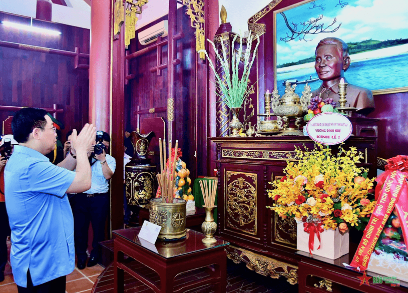 Chủ tịch Quốc hội dâng hương tưởng niệm Thủ tướng Phạm Văn Đồng, các anh hùng liệt sĩ tại Quảng Ngãi