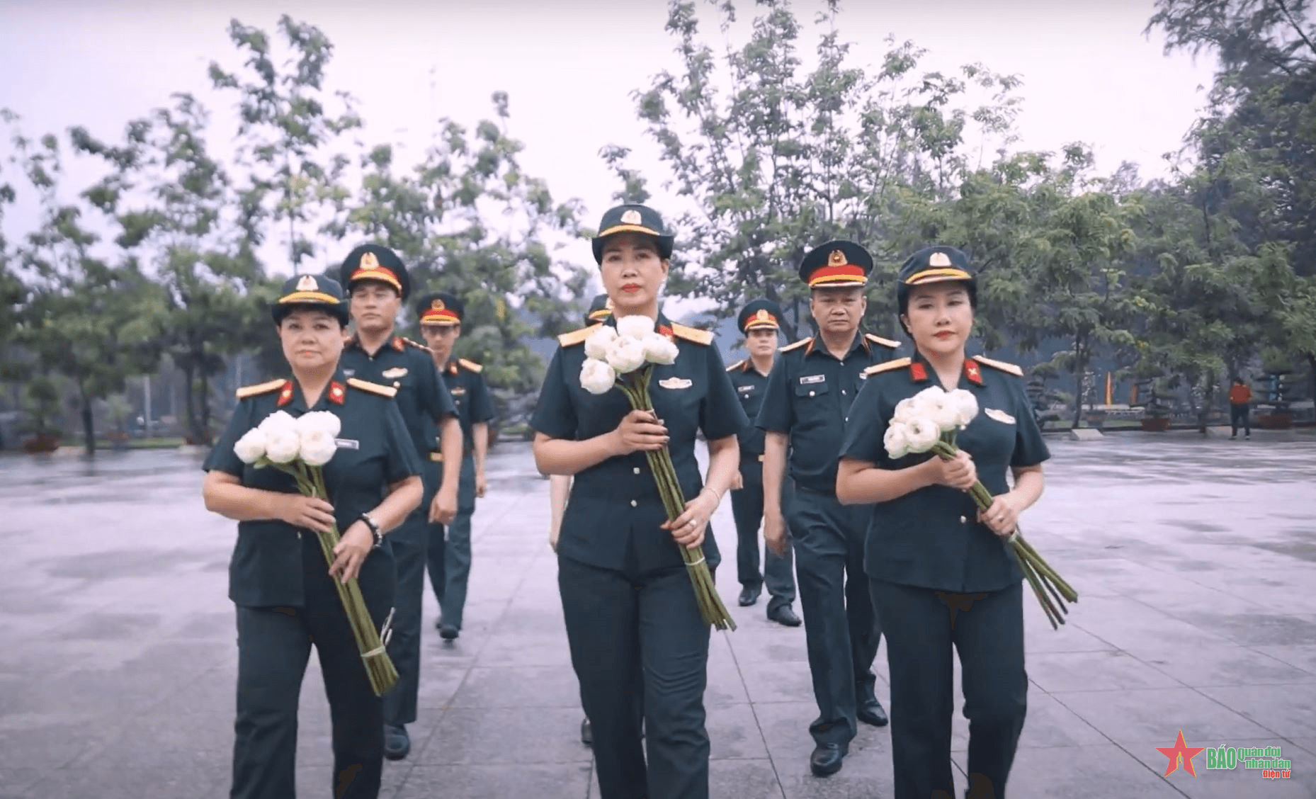 Nghệ sĩ Đoàn Văn công Quân khu 1 hát “Miền xa thẳm” tri ân các anh hùng liệt sĩ