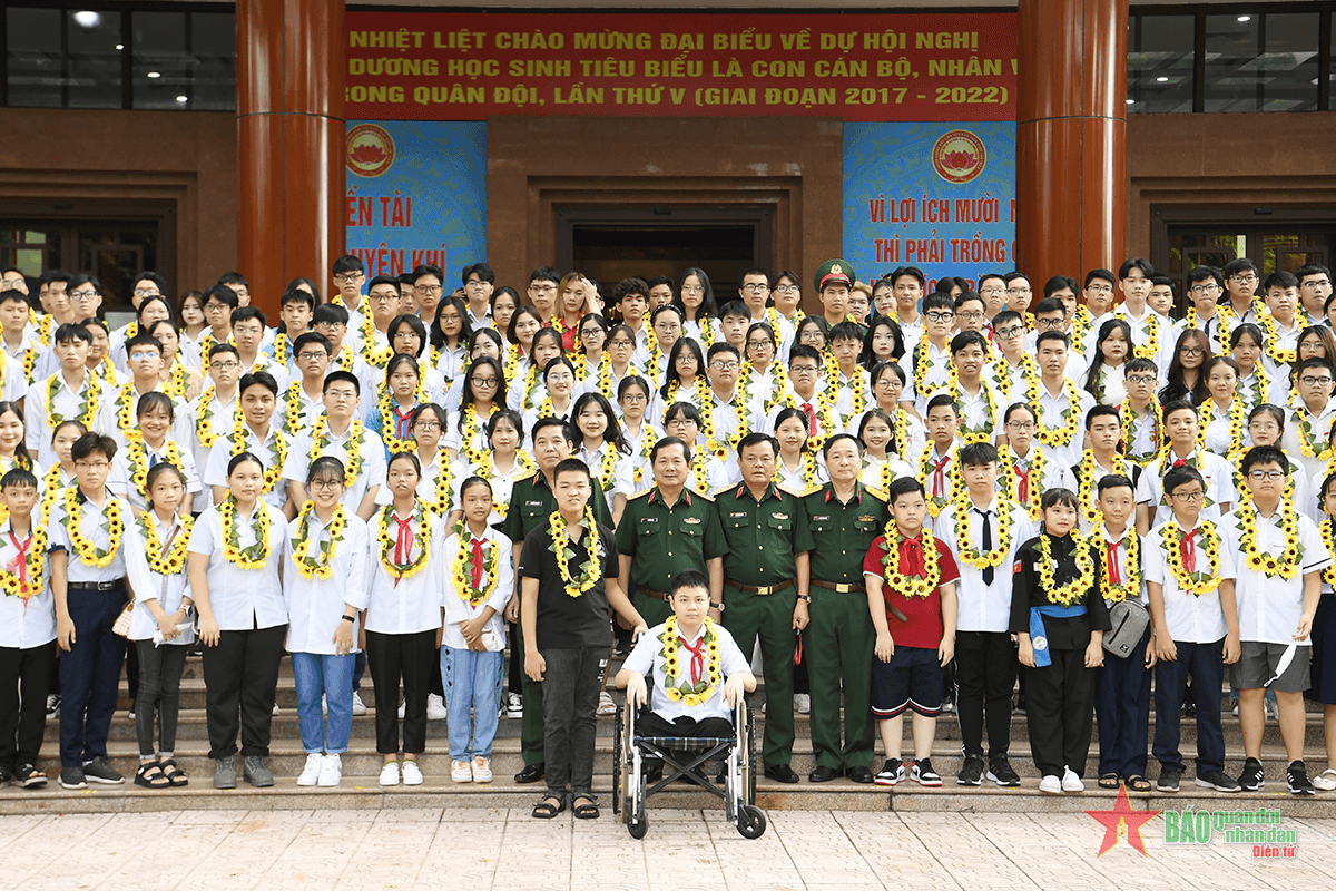 Bộ Quốc phòng tuyên dương 300 học sinh tiêu biểu là con cán bộ, nhân viên toàn quân