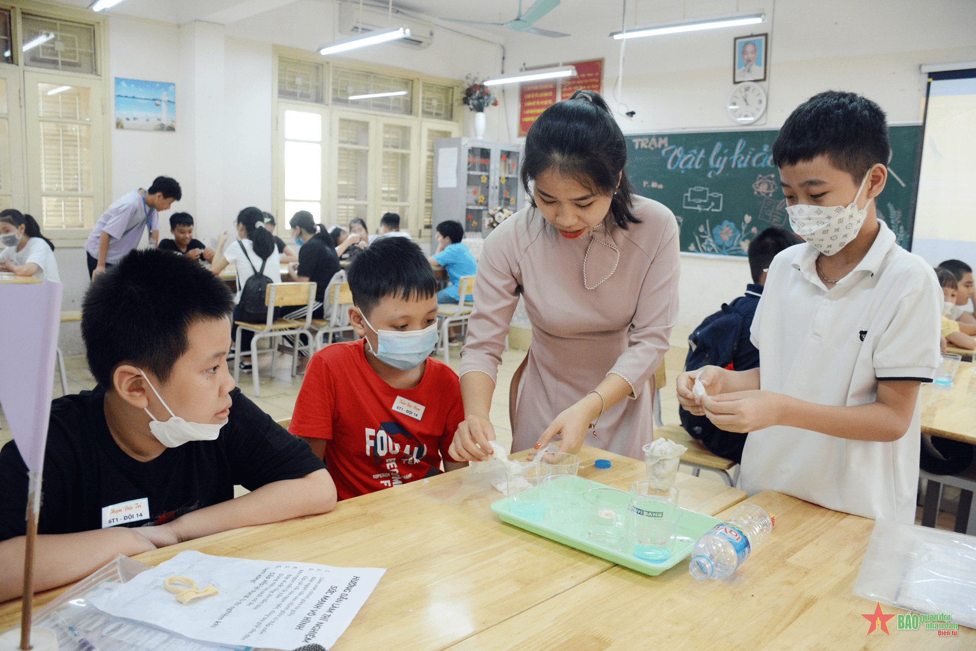 Học sinh Trường THCS Bế Văn Đàn vui thích trải nghiệm khoa học