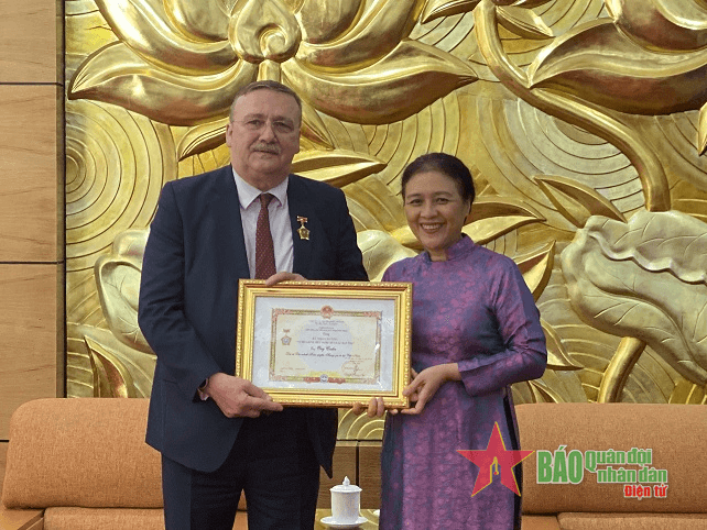 Trao Kỷ niệm chương “Vì hòa bình, hữu nghị giữa các dân tộc” tặng Đại sứ Hungary tại Việt Nam