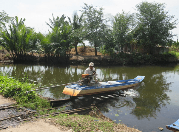 Độc lạ nghề đẩy ghe xuồng