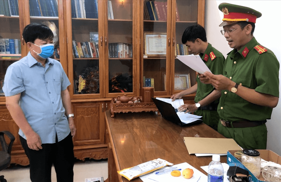 Bắt tạm giam Giám đốc CDC Cà Mau liên quan đến mua sinh phẩm xét nghiệm của Công ty Việt Á