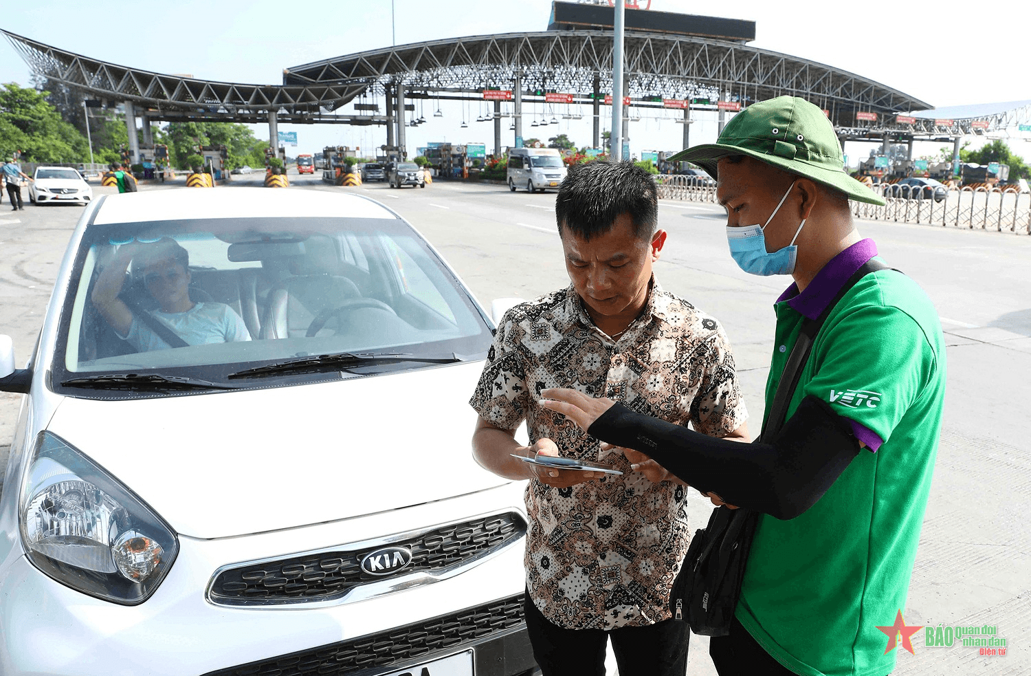 Ngày đầu tiên áp dụng thu phí tự động không dừng bắt buộc