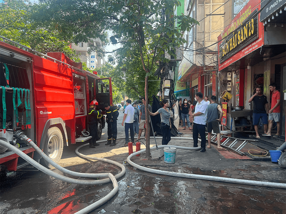 Cháy ở Hà Nội: Cứu hai người thoát khỏi đám cháy ở đường Nguyễn Khánh Toàn