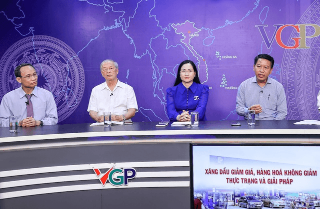 Giá xăng dầu giảm nhưng giá hàng hóa chưa “hạ nhiệt”, tại sao?