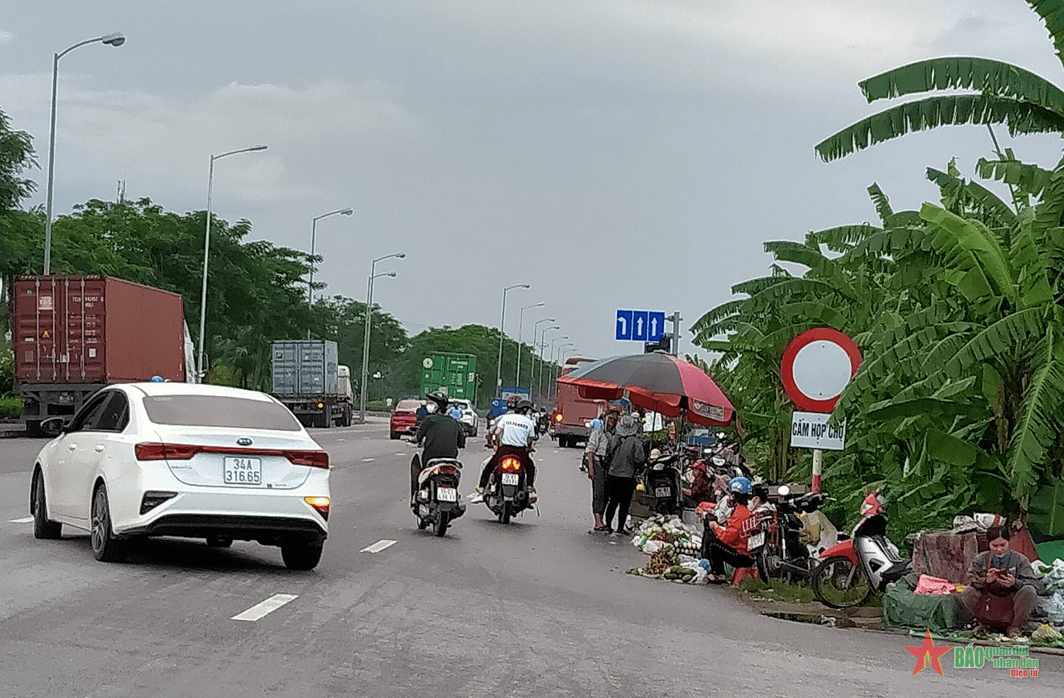 Nguy hiểm khi bán hàng trên quốc lộ