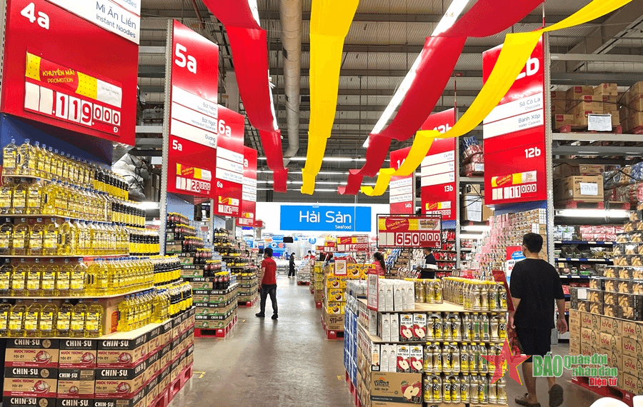 Giá xăng giảm nhưng giá hàng hóa vẫn “đứng im”: Chuyên gia hiến kế giảm phí trung gian