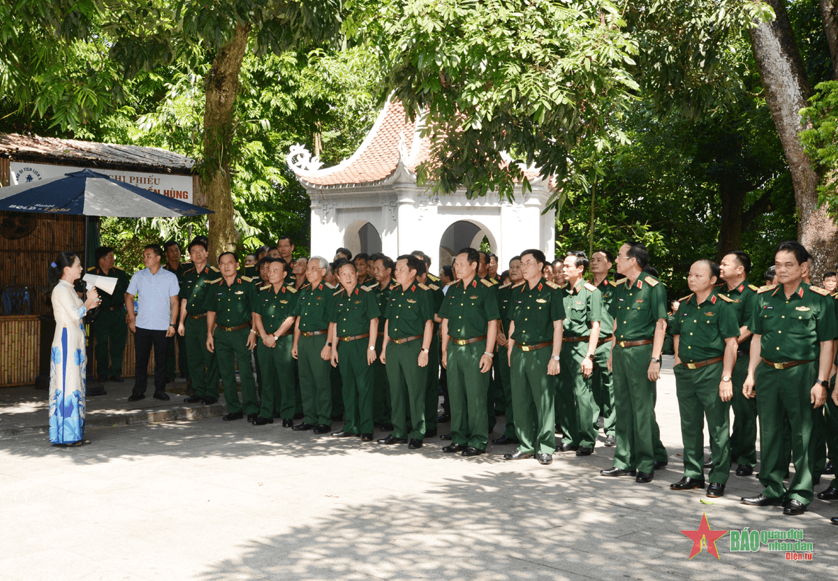 Đoàn đại biểu dự hội nghị ngành Doanh trại toàn quân dâng hương tại Khu di tích lịch sử Đền Hùng