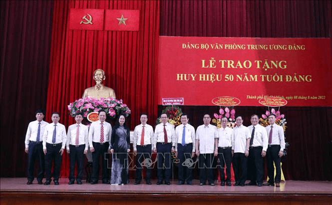Trao Huy hiệu 50 năm tuổi Đảng tặng nguyên Chủ tịch nước Trương Tấn Sang
