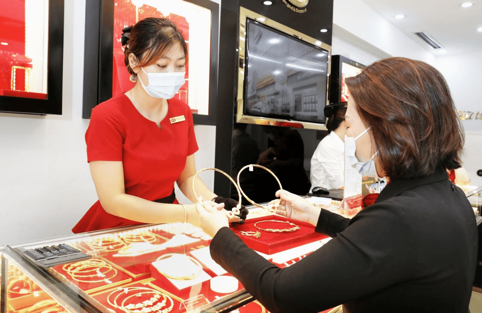 Giá vàng giảm nhẹ