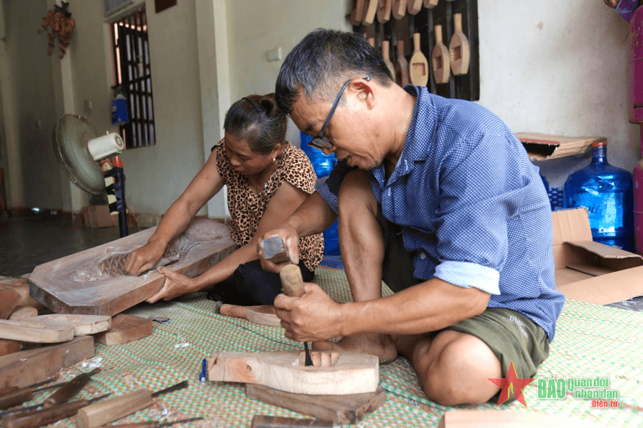 Người “thổi hồn” khuôn bánh Trung thu truyền thống