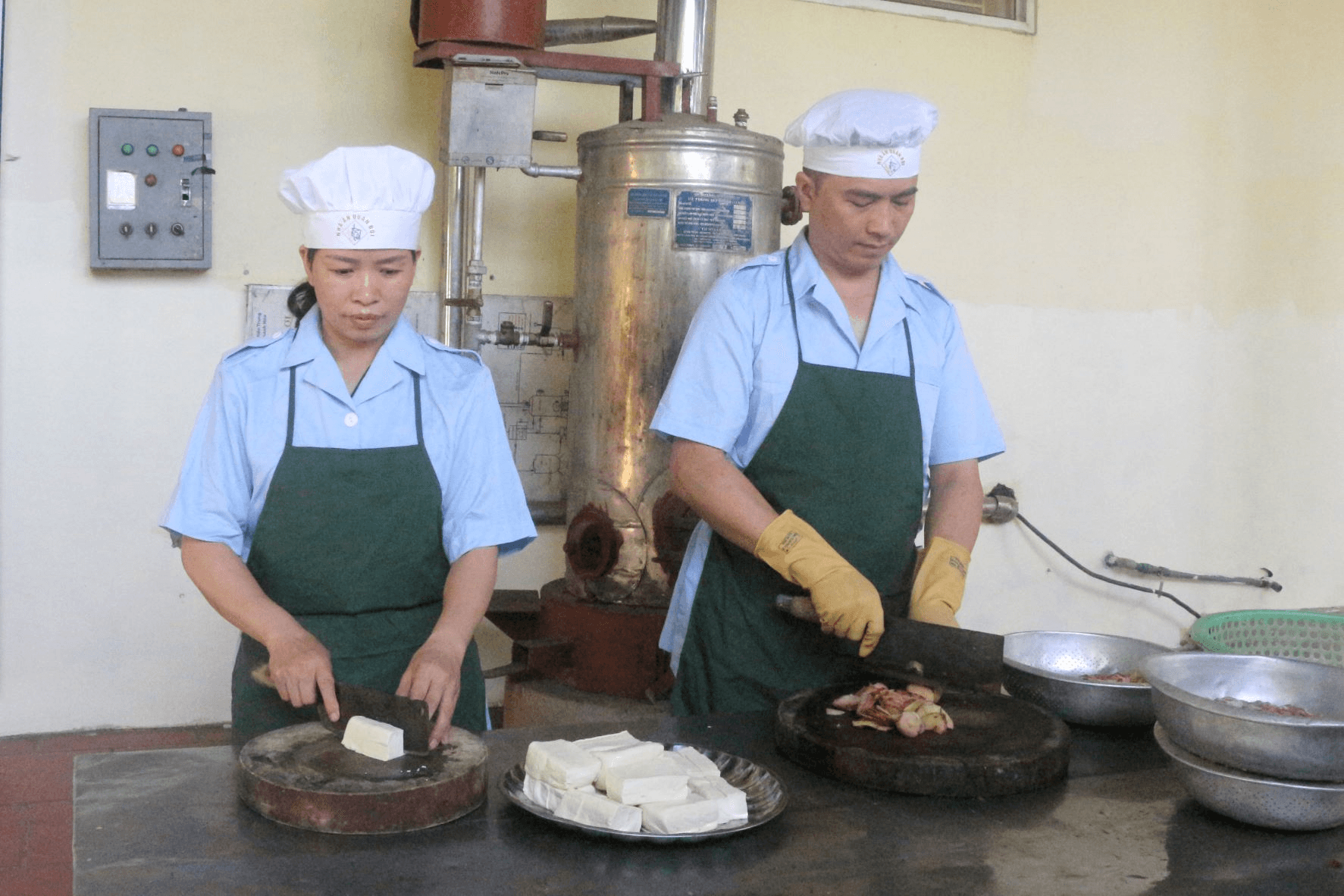 Nhân viên nuôi quân ân cần, tận tụy