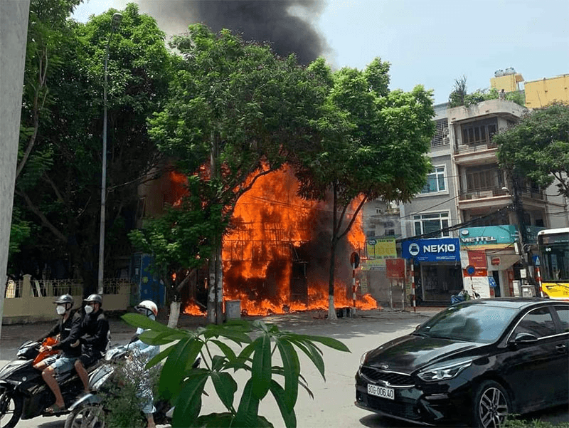 Cháy ở Hà Nội: Lại cháy cửa hàng máy tính trên đường Hồ Tùng Mậu