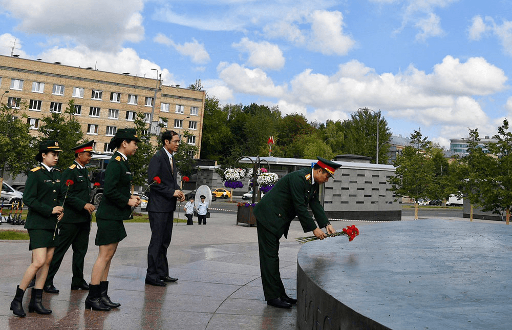 Đoàn Quân đội nhân dân Việt Nam dâng hoa tại Tượng đài Chủ tịch Hồ Chí Minh ở Moscow