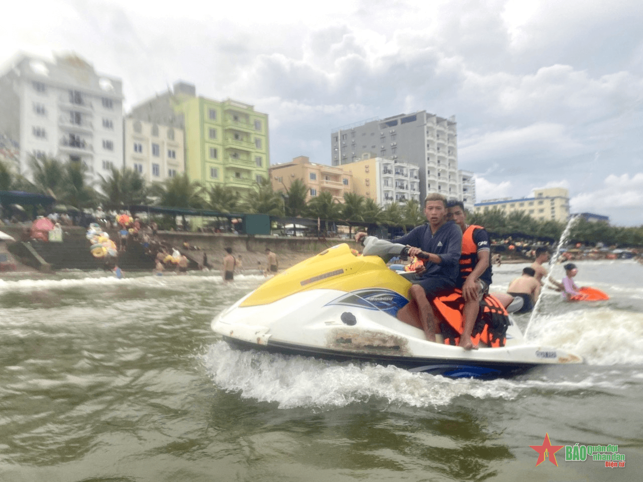Chấn chỉnh hoạt động dịch vụ mô tô nước ở bãi biển Hải Tiến