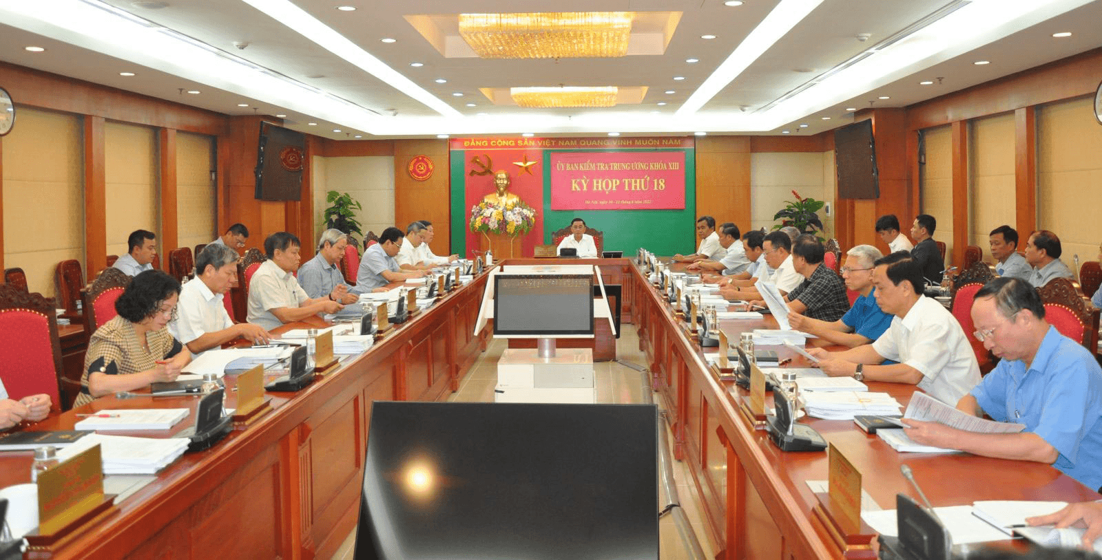 Xem xét, quyết định nhiều nội dung quan trọng
