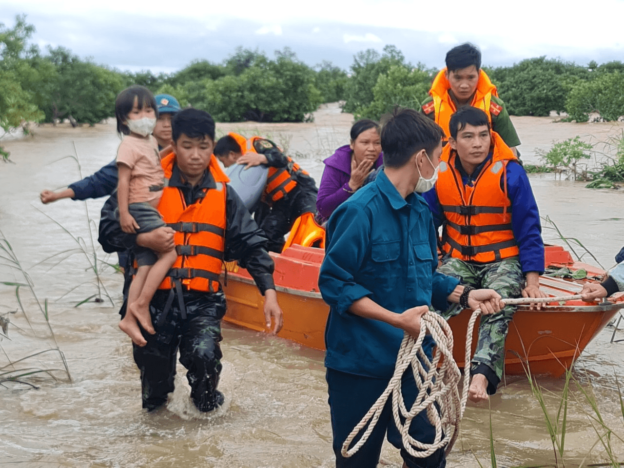 Dũng cảm cứu dân trong lũ dữ