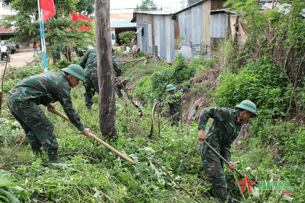 Học viện Lục quân tổ chức hành quân dã ngoại làm công tác dân vận