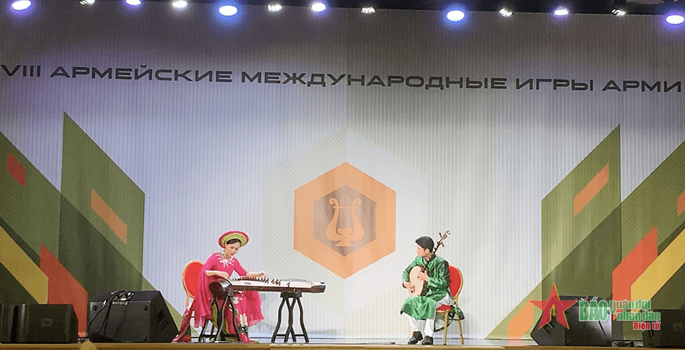 “Đội quân văn hóa” Việt Nam trình diễn song tấu nhạc cụ