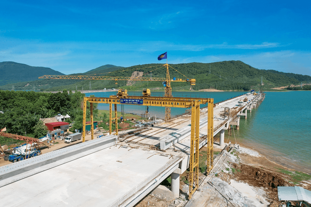 Tăng tốc thi công cầu vượt hồ Yên Mỹ trên tuyến cao tốc Bắc-Nam