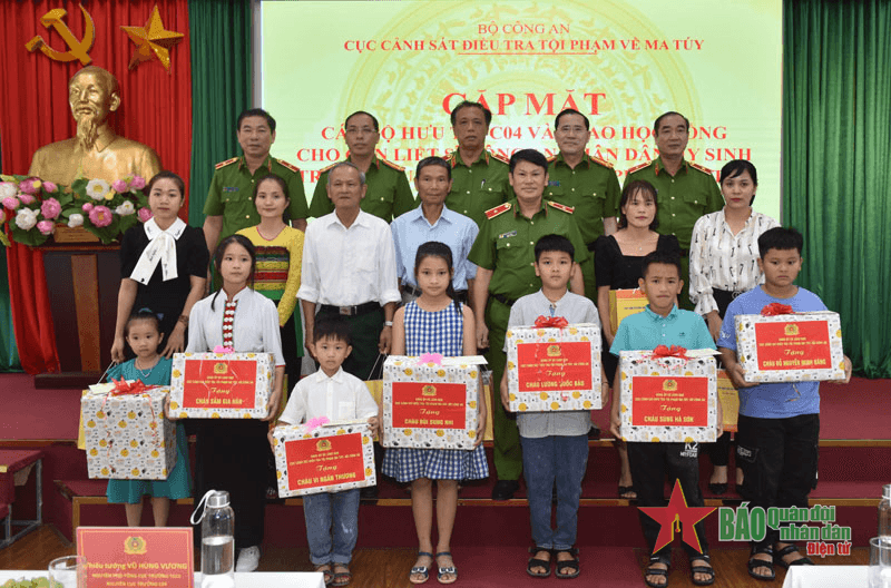 Cục Cảnh sát điều tra tội phạm về ma túy trao học bổng và tặng quà thân nhân liệt sĩ
