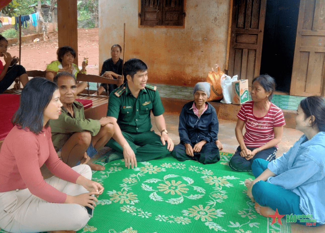 Khi người lính Biên phòng về với dân làng