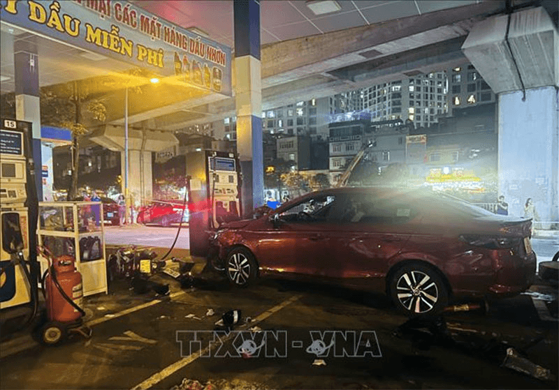 Khởi tố vụ án, tạm giữ lái xe ô tô đâm vào cây xăng ở Hà Nội