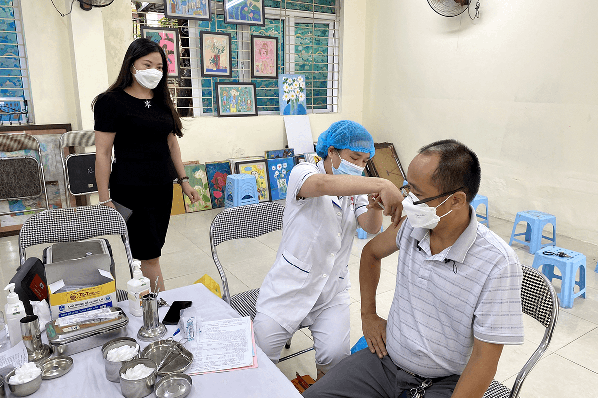 Hà Nội đồng loạt, quyết liệt tăng tốc tiêm vắc xin phòng Covid-19