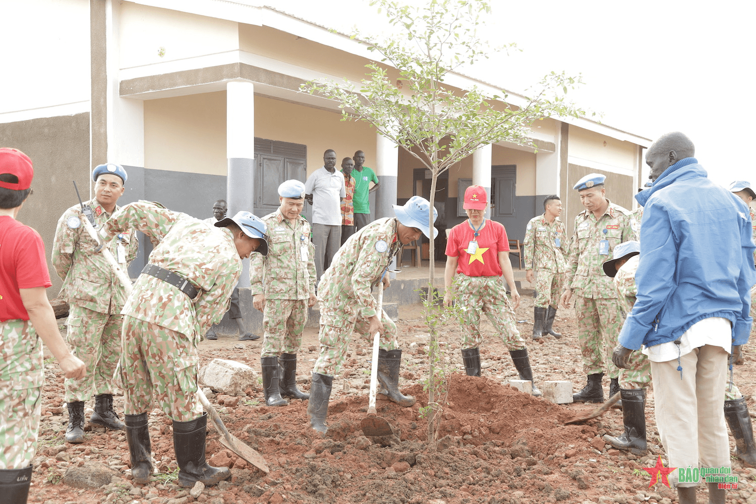 Lính Công binh Việt Nam "đã giúp dân là giúp tới cùng"