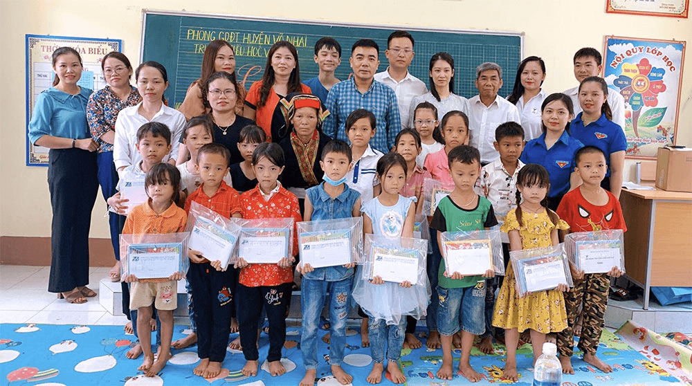 Trao 40 suất quà tặng học sinh có hoàn cảnh khó khăn tại huyện Võ Nhai