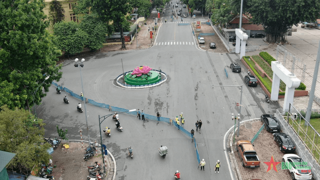 Bắt đầu phân luồng giao thông thi công ga ngầm S12 dự án Metro Nhổn-ga Hà Nội
