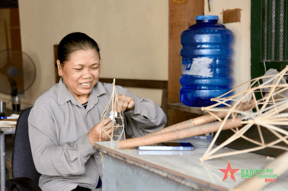 Nữ nghệ nhân gìn giữ, “thắp sáng” đèn ông sao