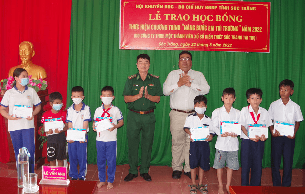 Bộ đội Biên phòng tỉnh Sóc Trăng trao 200 suất học bổng tặng học sinh nghèo