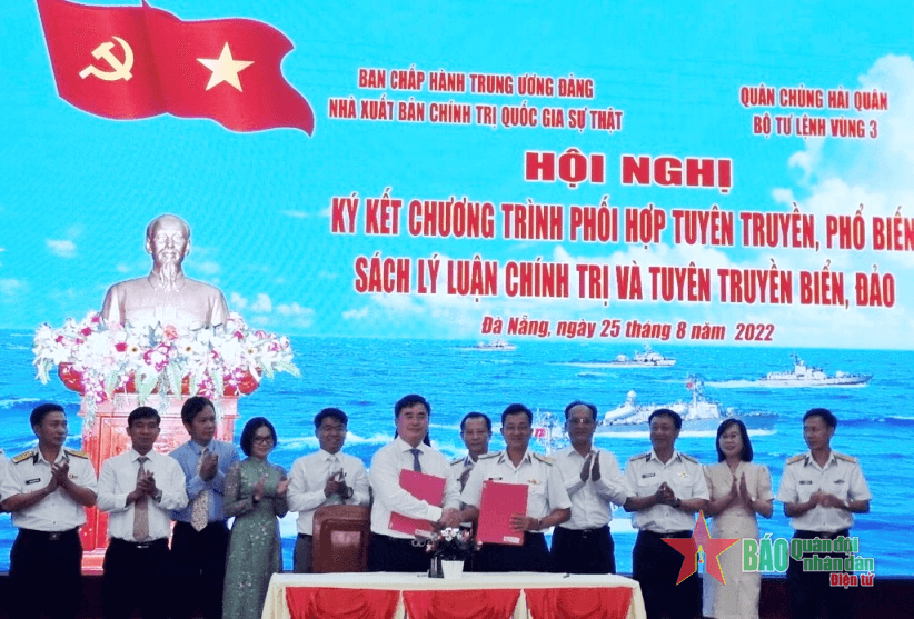 Tăng cường tuyên truyền, phổ biến sách lý luận chính trị và tuyên truyền biển, đảo
