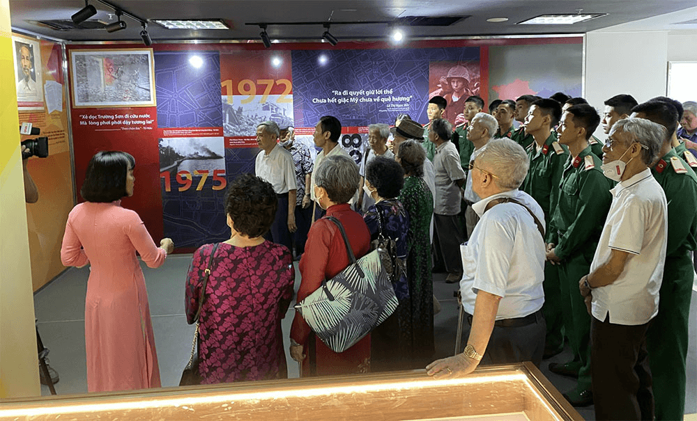 Trao hồ sơ, kỷ vật cho cán bộ đi B
