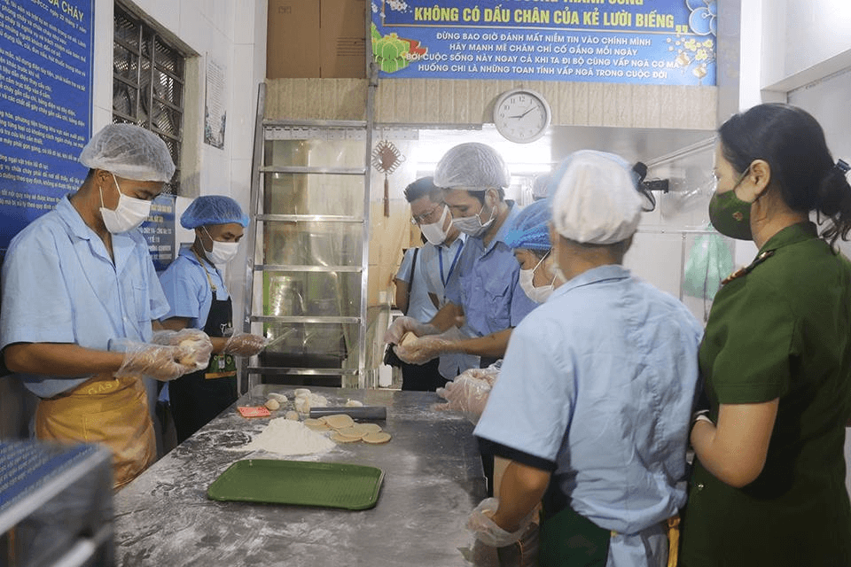 Tăng cường kiểm tra an toàn thực phẩm các cơ sở sản xuất bánh Trung thu