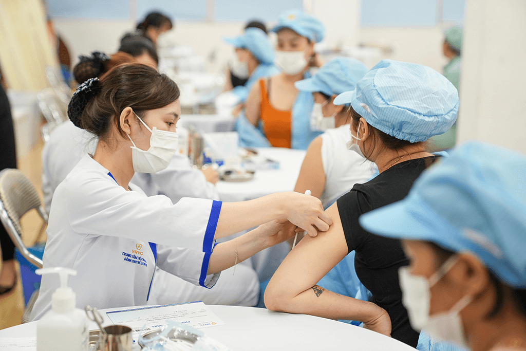 Tỷ lệ tiêm vắc xin phòng Covid-19 mũi 3, mũi 4 tại nhiều địa phương ở mức thấp