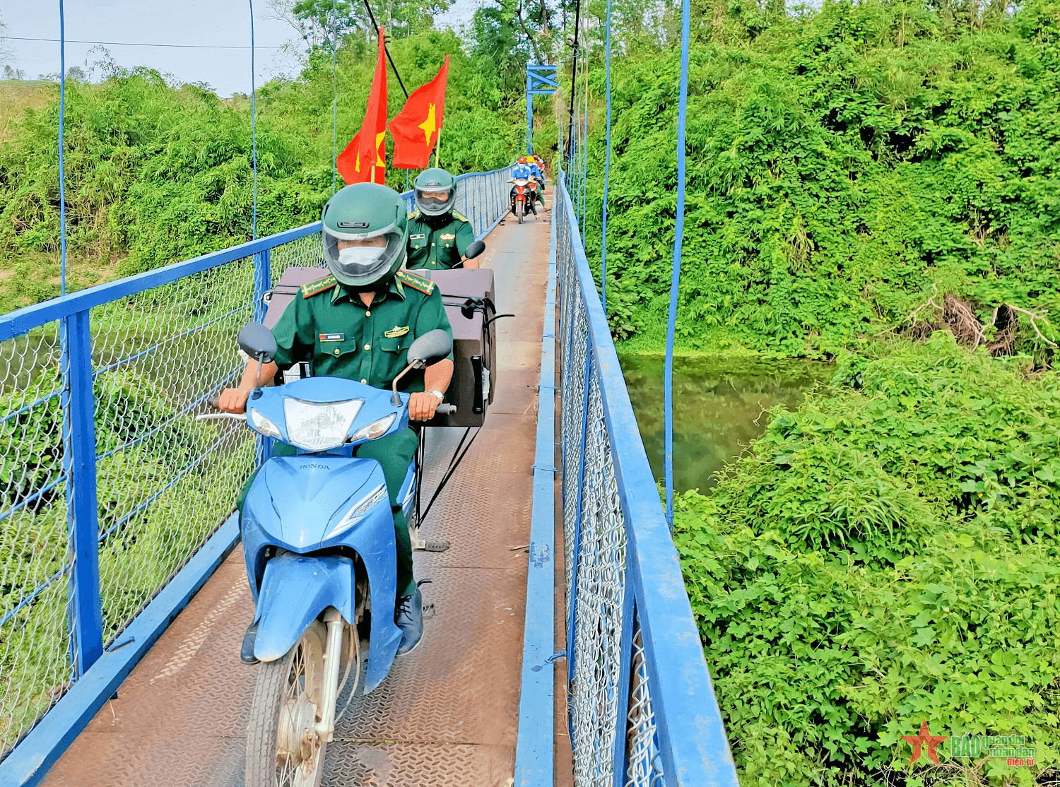 "Bà con Mô Rai nghe bộ đội"